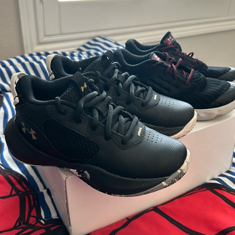 2pair Under Armour Shoes